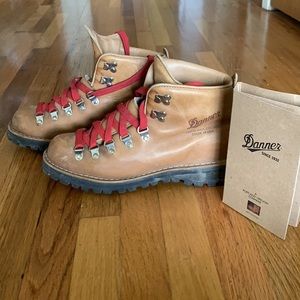 Women’s Size 9 hiking boots